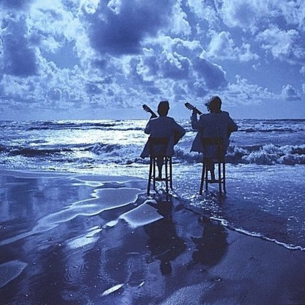 Черный берег песня. Два человека на море. Гитарист у моря. Морская романтика. Голубая любовь.